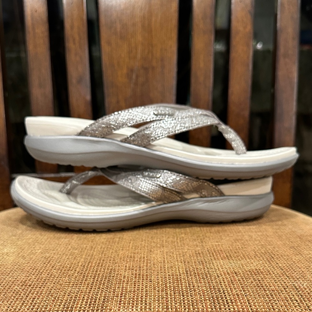 CROCS Women’s Metallic Silver Thong Sandals with White Footbed - Picture 5 of 8